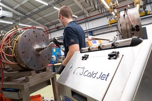 Firma Jokey reinigt mit Trockeneisstrahlen in der Kunststoffindustrie