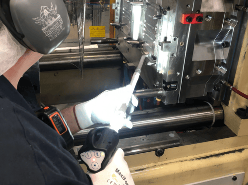 Dry ice blasting molding machine