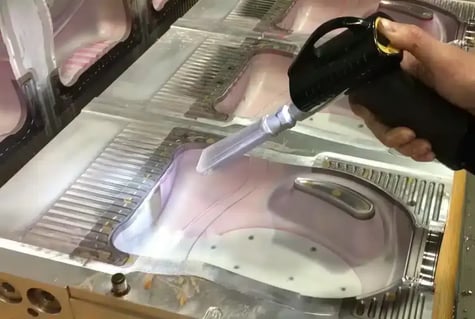 Removing-residual-plastic-and-pigment-from-plastic-mold-with-dry-ice-blasting